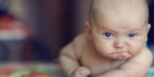 Karnı açken öfkelenen bebek resmi bebekler sinirlenebilir mi?